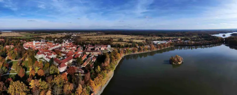 Pohled na město Třeboň s jezerem v podzimu.