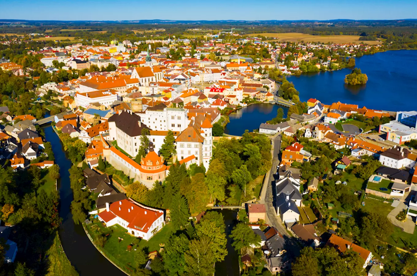 Vzdušný pohled na město Jindřichův Hradec s hradem a jezerem.