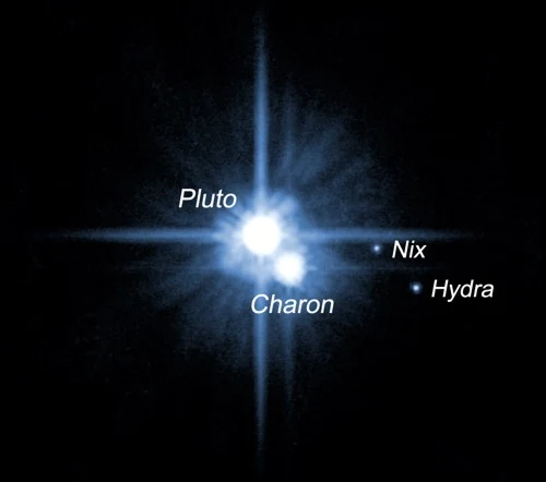 Snímek planety Pluto s jejimi měsíci Charonem, Niksem a Hydrou.