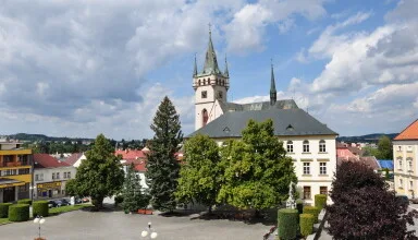 Historický kostel na náměstí v Humpolci pod mraky.