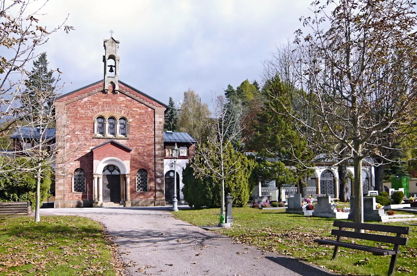 Církevní kostel na hřbitově v Trutnově