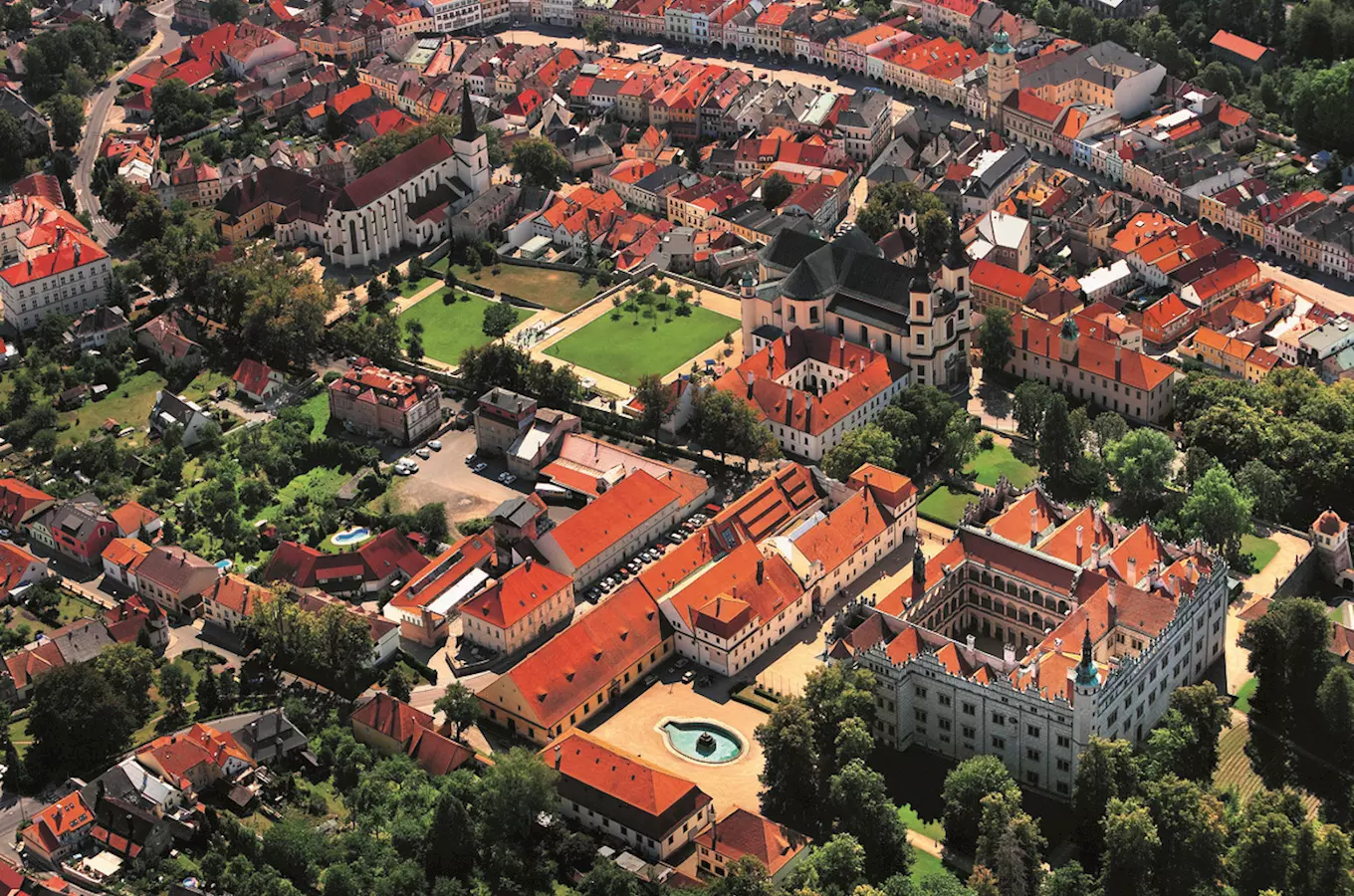 Pohled na historické centrum města Litomyšl s hradem a kostely.