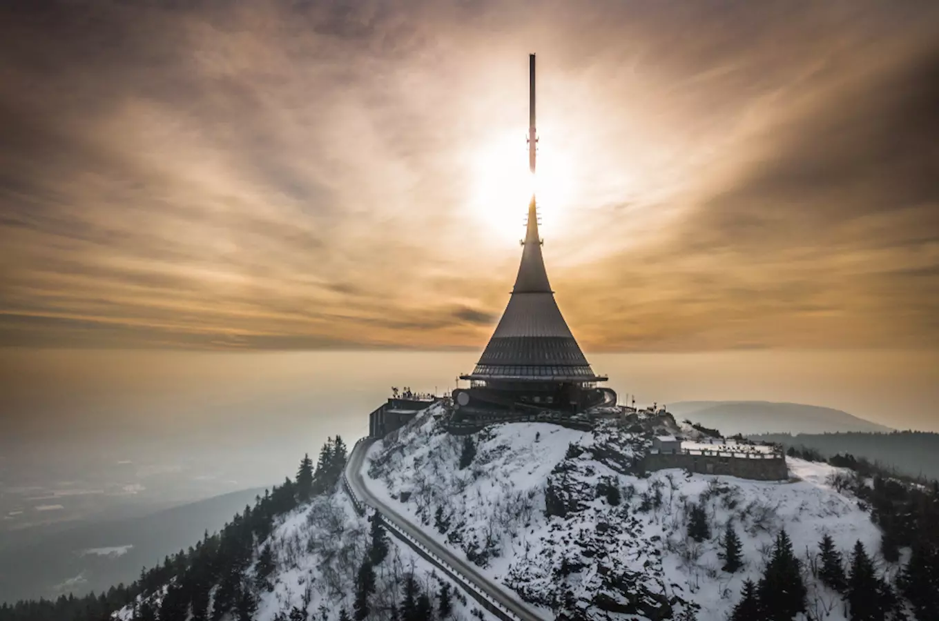 Telegrafní věž v Liberci na sněhové hoře při západu slunce.