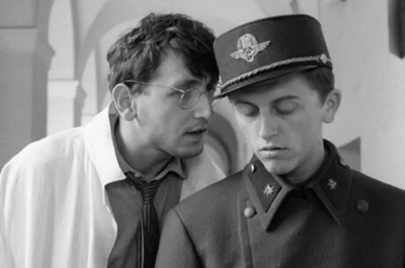 Dvě postavy z filmu režiséra Jiřího Menzela v černobílém záběru.