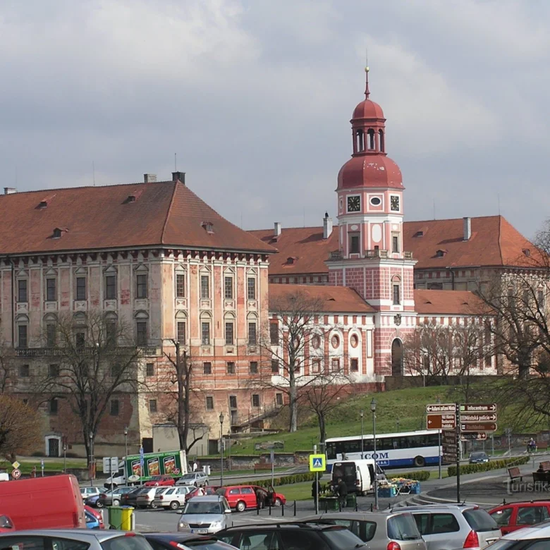 Zámek v Roudnici nad Labem s věží na pozadí parkoviště.