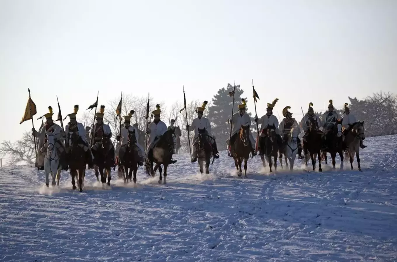 Napoleonovská jízda v sněhu s vojáky na koních.