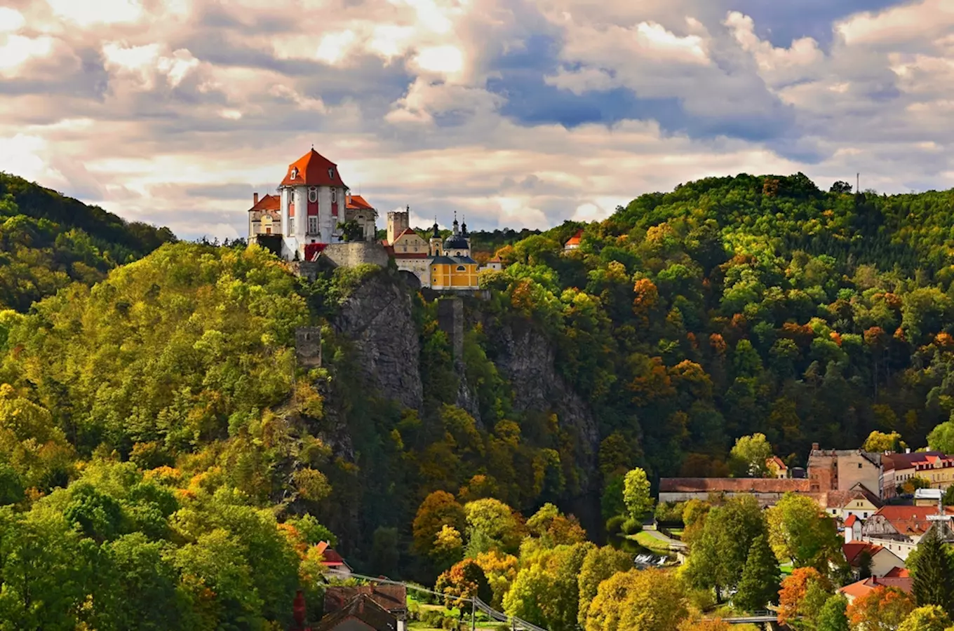 Zámek Vranov nad Dyjí na skále s okolní krajinou.