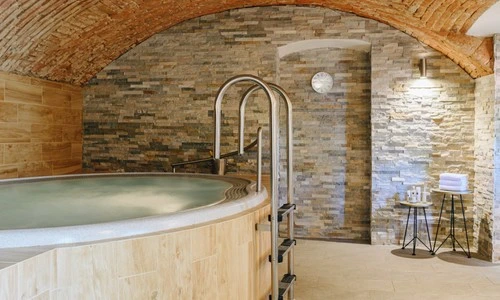 Vnitřní kamenná sauna s velkou dřevěnou vanou v hradu Svojanov.