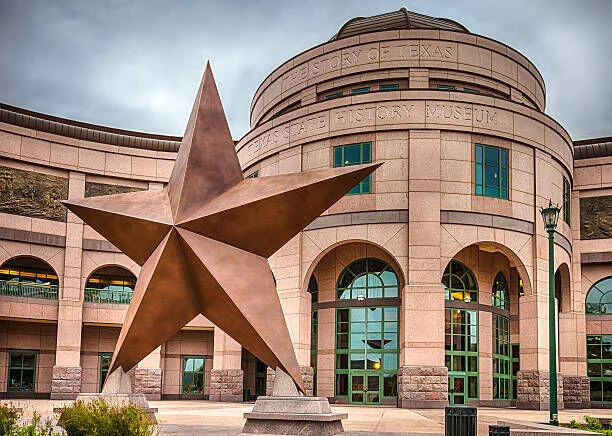 Velká bronzová hvězda před muzeem historie státu Texas.