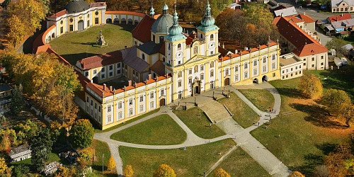 Letovisko zámku Zelená Hora v okrese Olomouc s kostelem a zahradami.