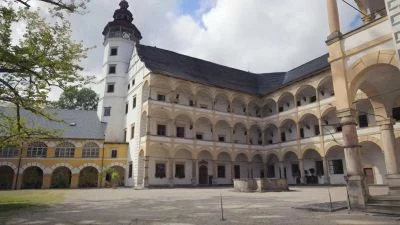 Dvůr renesančního zámku v Litomyšli s arkádami.
