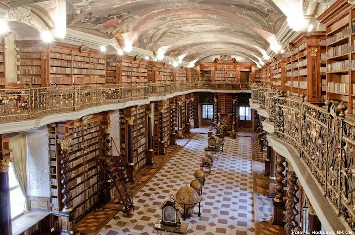 Vnitřek hlavní sály Knihovny Klementinum v Praze