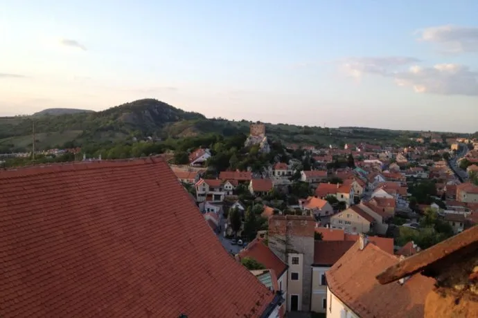 Pohled na městečko Pavlov s červenými střechami u kopce.