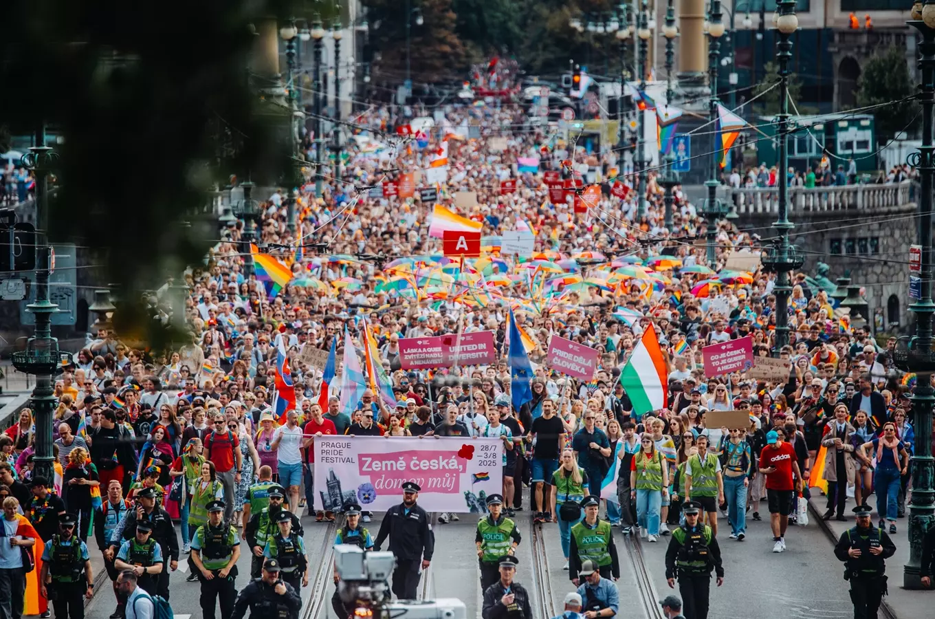 Velká průvodní shromáždění LGBT komunity v Praze s vlajkami.