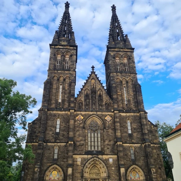 Fasáda kostela sv. Mikuláše v Praze s dvěma věžemi.