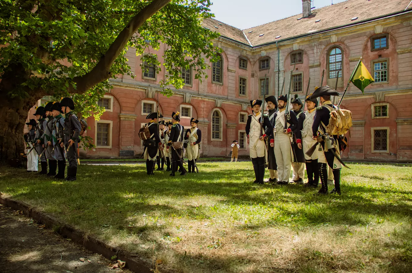 Skupina historických rekonstruktérů v uniformách na pražském hradě.