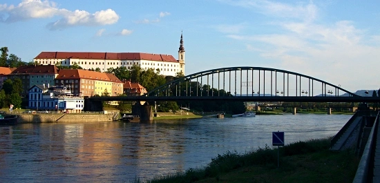 Zámek v Děčíně nad řekou Labe s mostem.