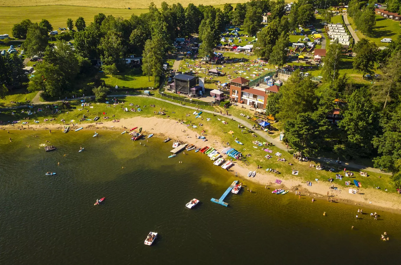 Letní kemp s koupalištěm na jezeře v Česku