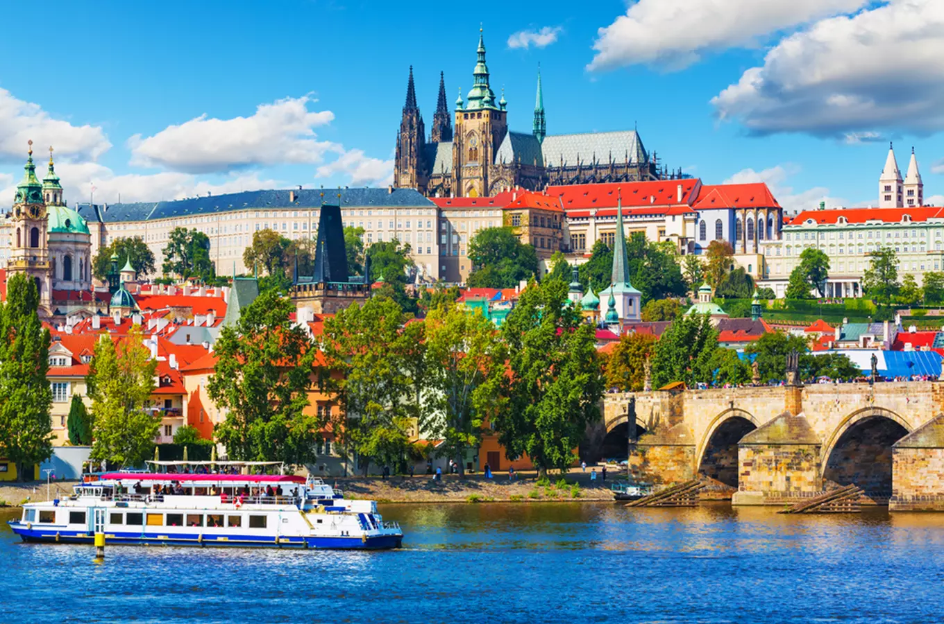 Pražský hrad a Karlov most nad řekou Vltavou