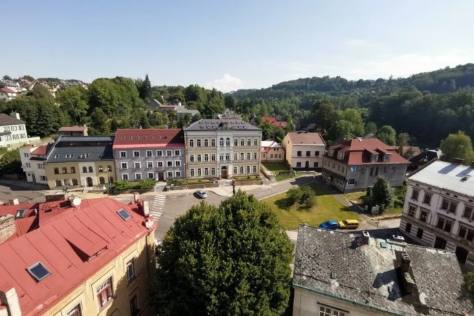 Historické budovy na náměstí v Jablonci nad Nisou s okolními lesy.