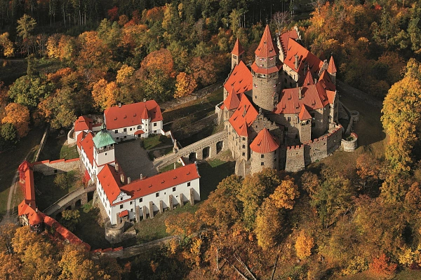Letecký pohled na hrad Buzov v podzimní krajině.