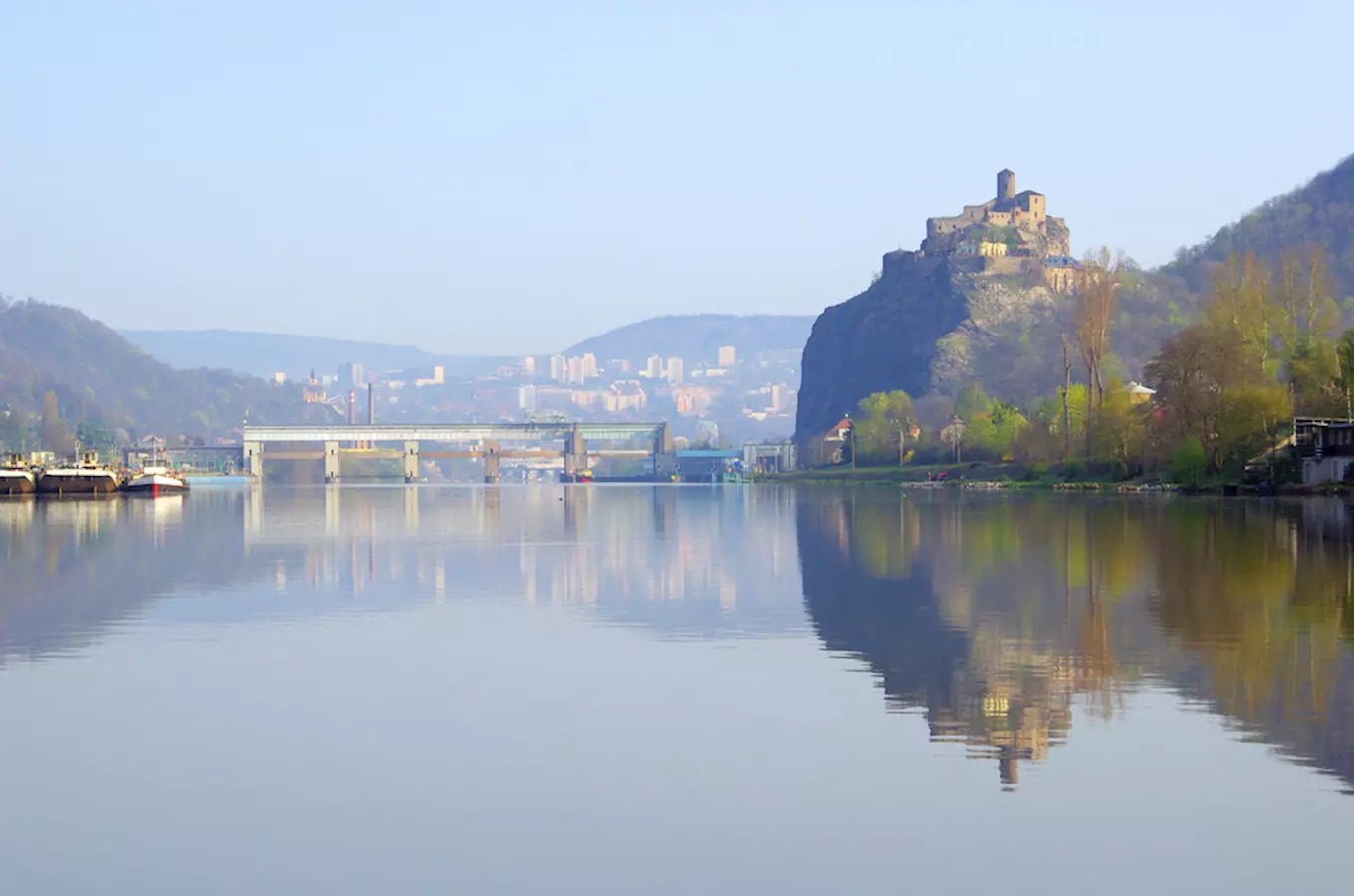 Zámek v Ústí nad Labem s odrazem ve Vltavě