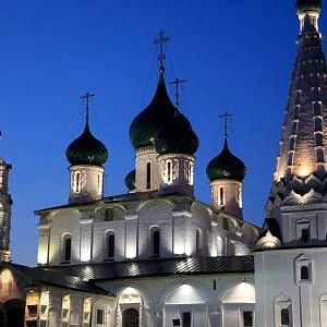 Katedrála Krista Spasitele v Moskvě při západu slunce.