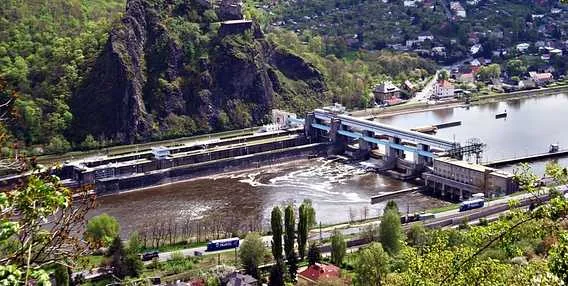 Vodní nádrž v Ústí nad Labem s řekou Labe.
