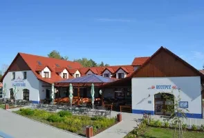Výhled na restauraci v Otrokovicích s venkovním posezením.