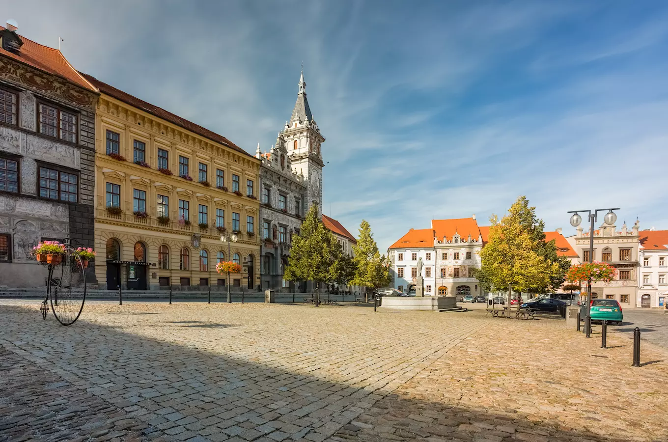 Historické centrum Pračatic s radnicí a hodinovou věží na náměstí.