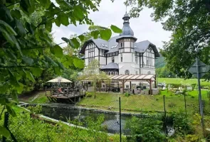 Zámek s venkovním posezením v Karlově Studánce