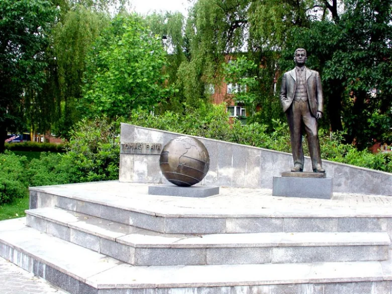 Socha Tomáše Garrigua Masaryka s globusem v parcích.