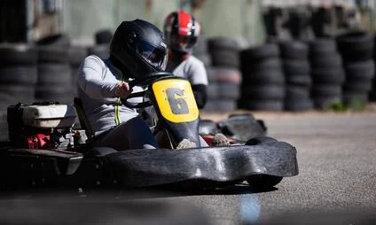 Jezdec na motokáře s číslem šest v Praze.