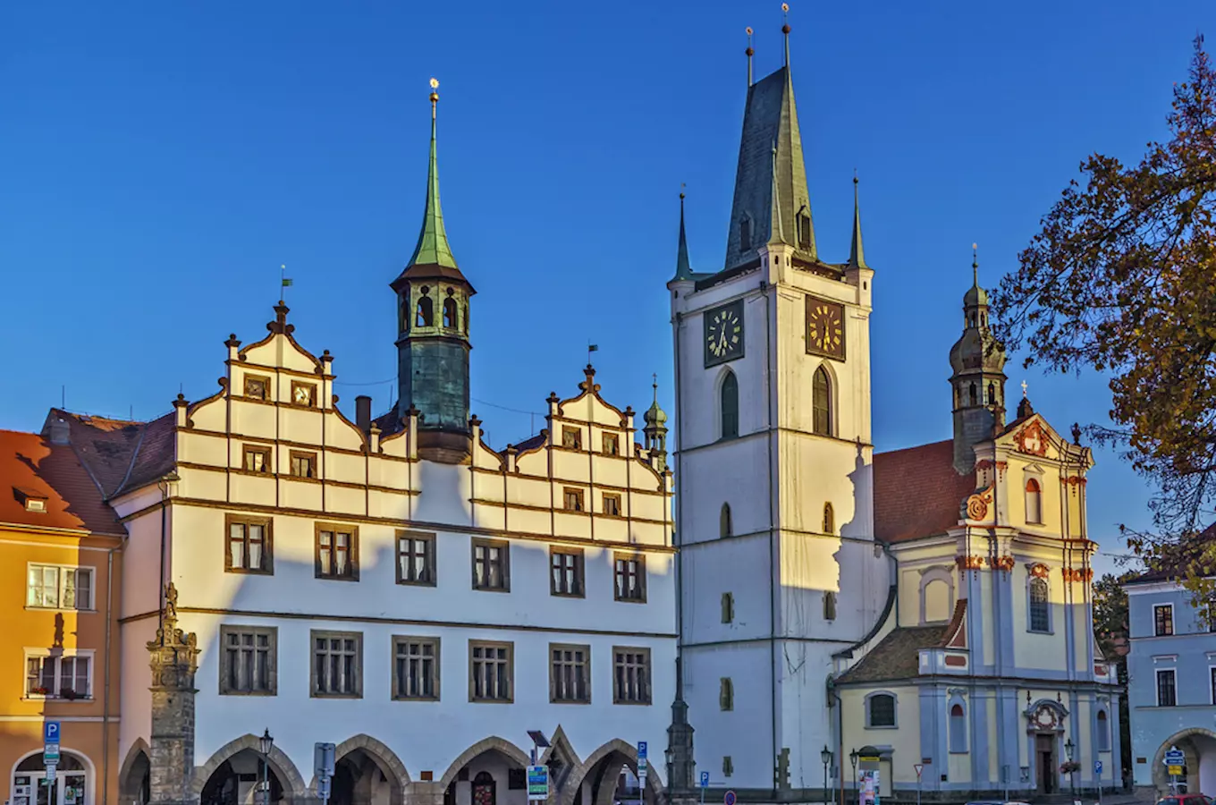 Historické město Litoměřice s radnicí a kostelem svatého Jakuba.