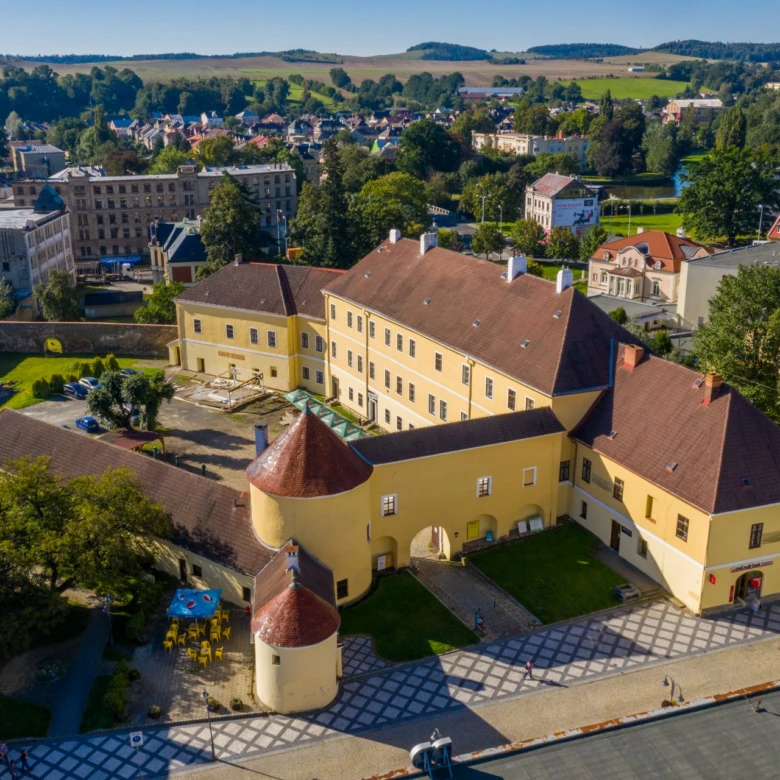 Letecký pohled na hrad v Krnově s dvorem a okolním městem.