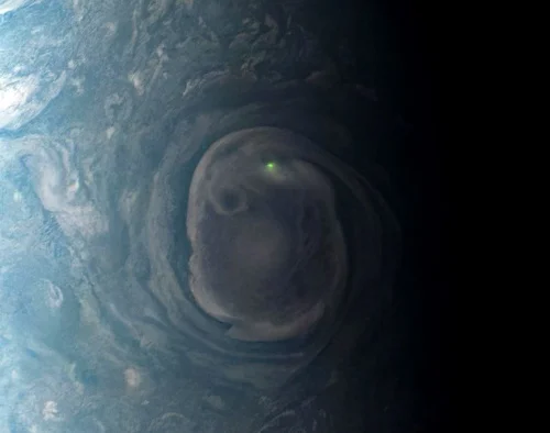 Fotografie planety Jupiter s velkou červenou skvrnou a atmosférickými víry.