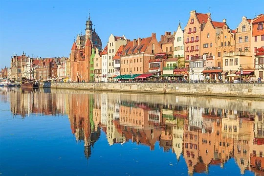 Historické budovy v Gdansk na břehu řeky s odrazem ve vodě