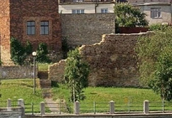 Historické kamenné zdi a budovy v centru města Přerov.
