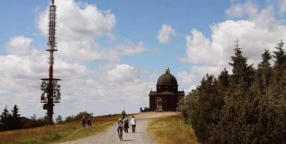 Pohled na rozhledení v Rožnově pod Radhoštěm s věží a kupolí.