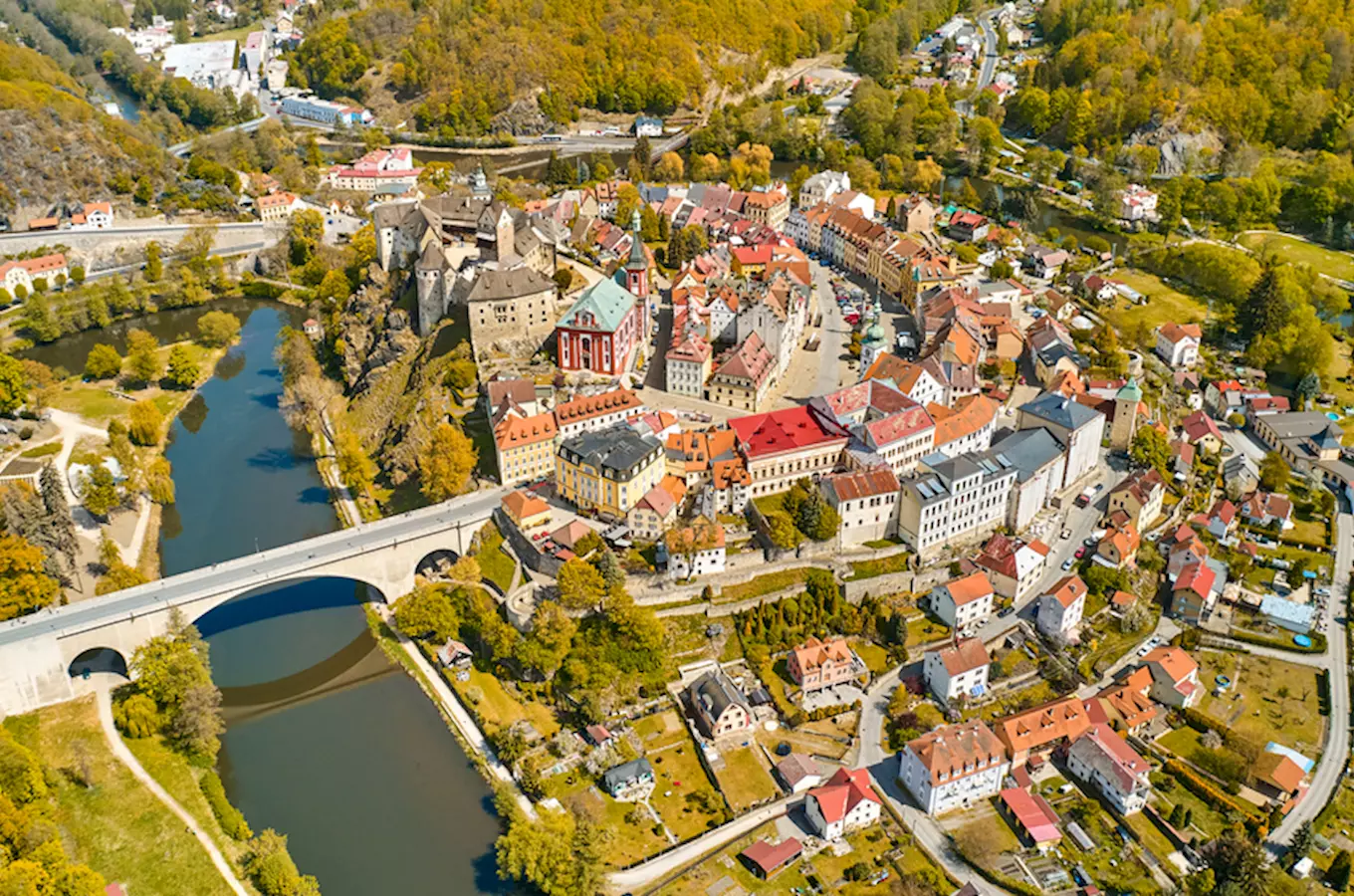 Pohled na město Loket s hradem nad řekou.