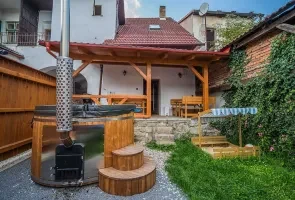 Venkovní horká vana s dřevěným sedákem pro rodiny.