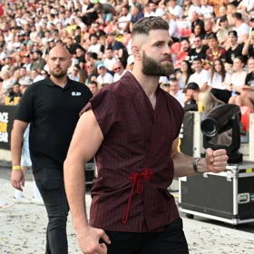 Jiří Procházka chodí před davem na MMA události.