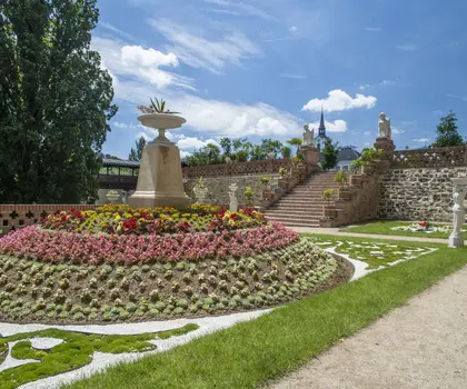 Formální zámecký park s fontánou a květinovými parterami