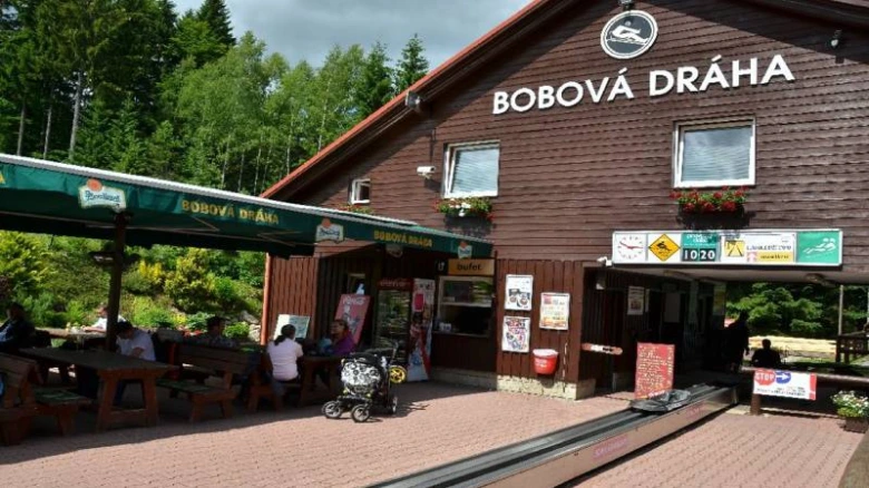 Vstup do bobové dráhy ve Špindlerově Mlýně s venkovním posezením.