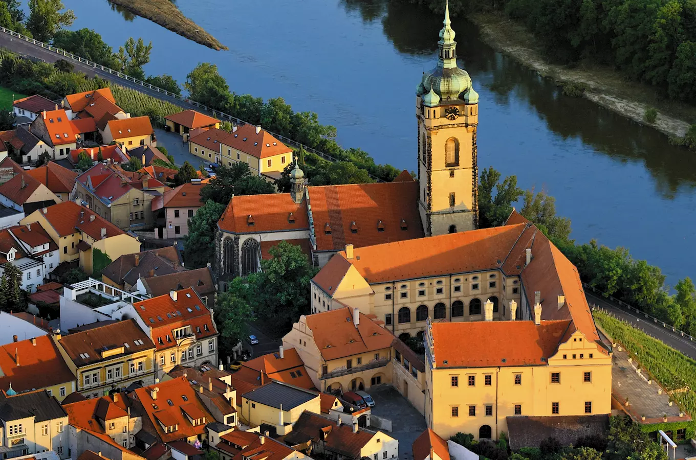 Pohled na město Mělník s kostelem a řekou Labe.