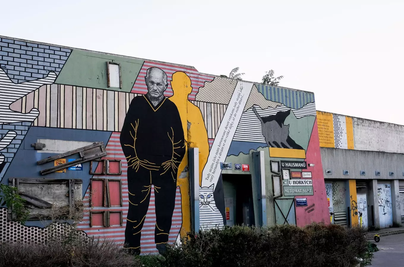 Mural s portrétem spisovatele Bohumila Hrabala na zdi.