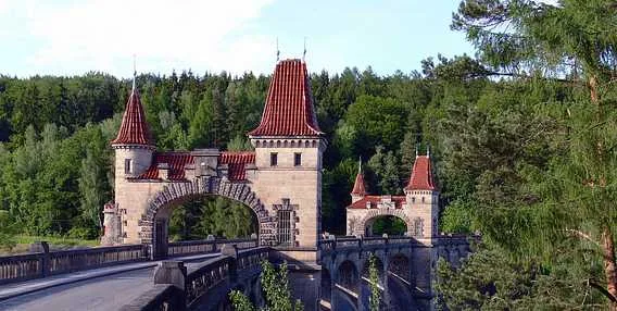 Historický most v Dvoře Králové nad Labem s věžemi.