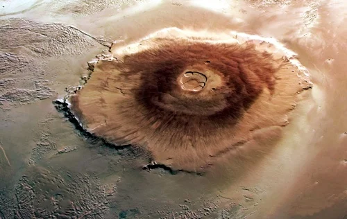 Vulkán na povrchu planety Mars s kráterem uprostřed.