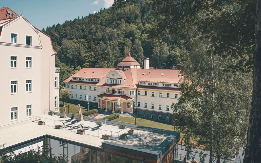 Velký luxusní hotel v přírodě vhodný pro víkendový pobyt.