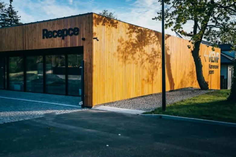 Vstupní budova recepcí kempu v Kamenčově jezere.